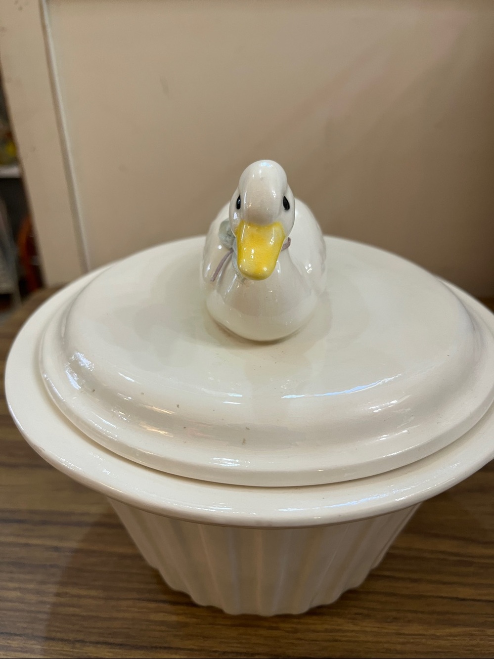 Vintage Hall Pottery Carbone white ceramic duck covered casserole dish. - Picture 2 of 6